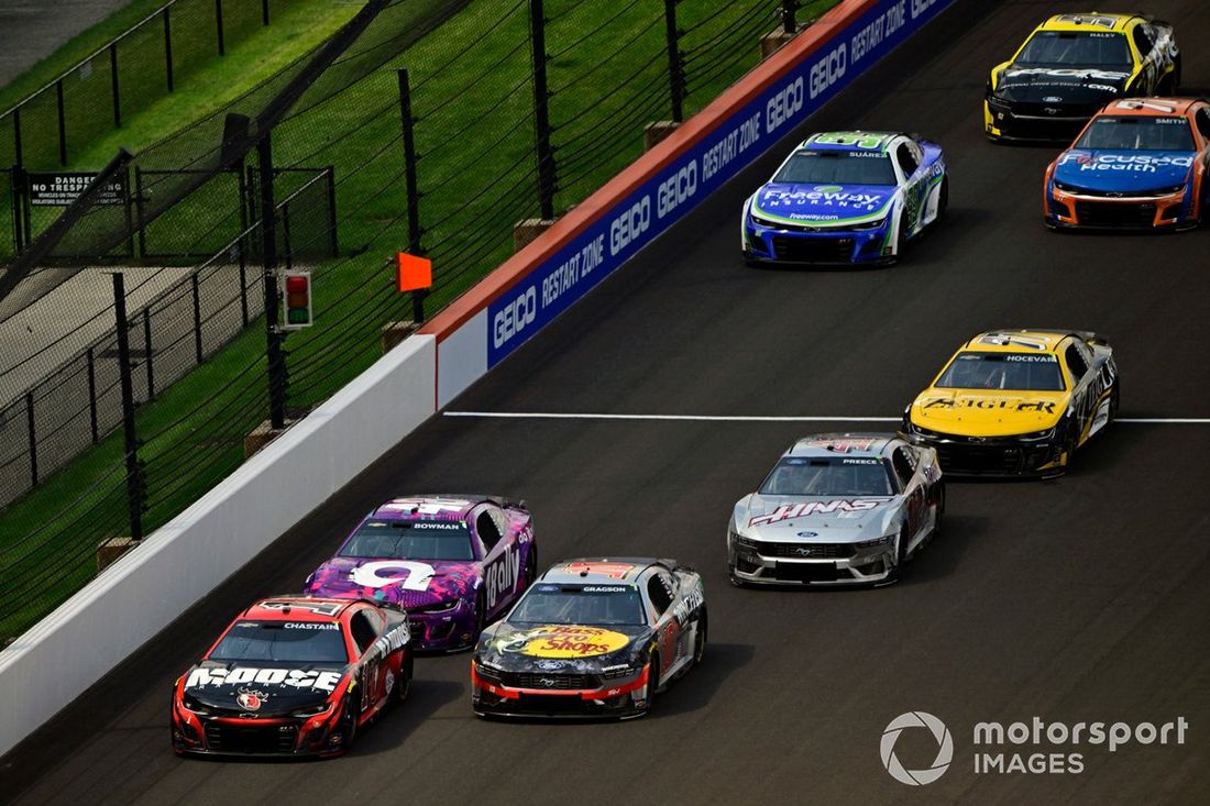 Ross Chastain, Trackhouse Racing, Moose Fraternity Chevrolet Camaro y Noah Gragson, Stewart-Haas Racing, Bass Pro Shops Winchester Ford Mustang.