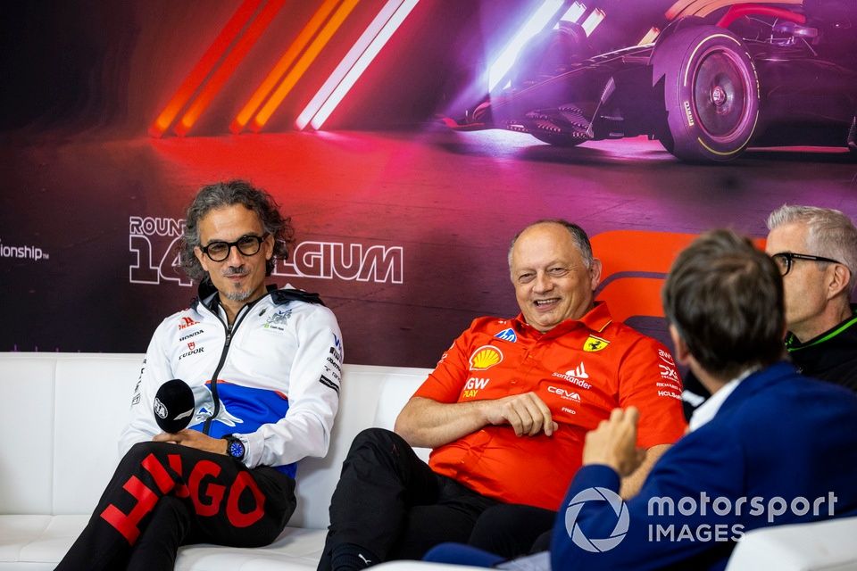 Laurent Mekies, dyrektor zespołu, RB F1 Team, Frederic Vasseur, dyrektor zespołu i dyrektor generalny, Scuderia Ferrari, podczas konferencji prasowej dyrektorów zespołów.