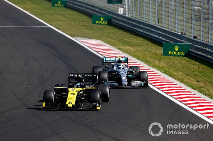 Daniel Ricciardo, Renault F1 Team R.S.19, Valtteri Bottas, Mercedes AMG W10