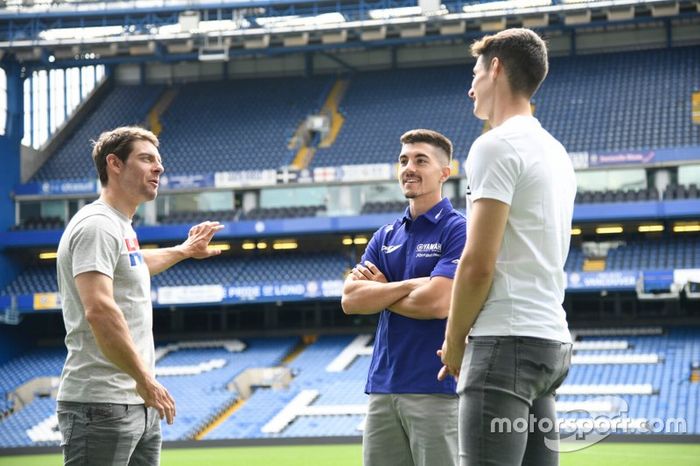 Maverick Viñales (Yamaha) y Cal Crutchlow (LCR Honda) visitan Stamford Bridge con el portero del Chelsea, Kepa