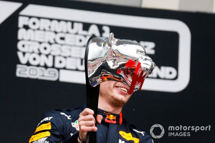 Podio: ganador de la carrera Max Verstappen, Red Bull Racing