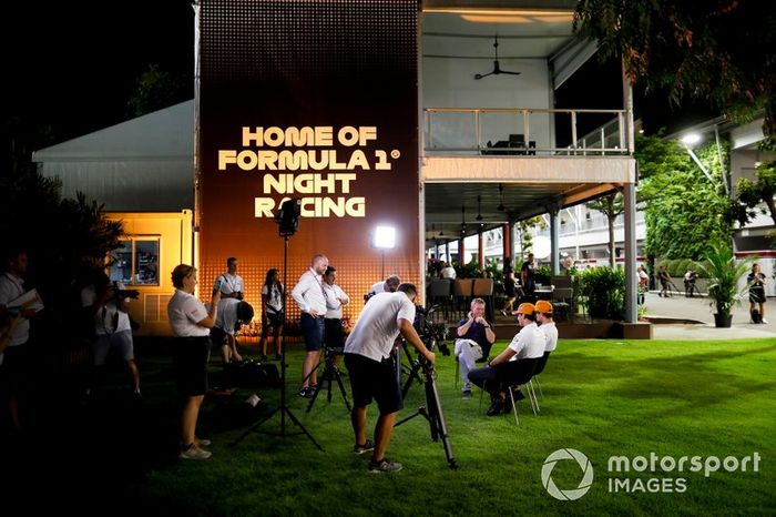 Simon Lazenby, Sky TV entrevista a Lando Norris, McLaren y Carlos Sainz Jr, McLaren 