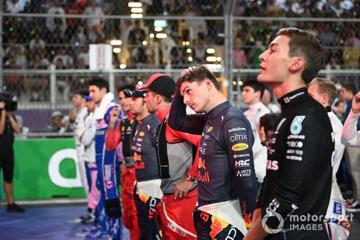 George Russell, de Mercedes-AMG, Max Verstappen, de Red Bull Racing, Charles Leclerc, de Ferrari, los demás pilotos en la parrilla antes de la salida