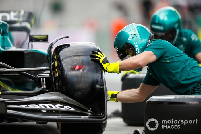 Un miembro del equipo de boxes de Aston Martin trabajando