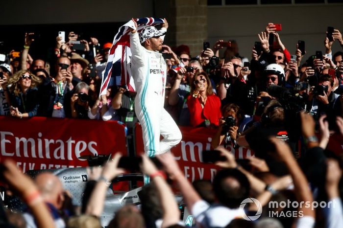 Lewis Hamilton, Mercedes AMG F1, 2º clasificado, celebra en el Parc Ferme tras conseguir su sexto título mundial de pilotos