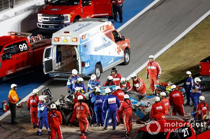 Socorren a Ryan Newman, Roush Fenway Racing, Ford Mustang Koch Industries, tras su accidente