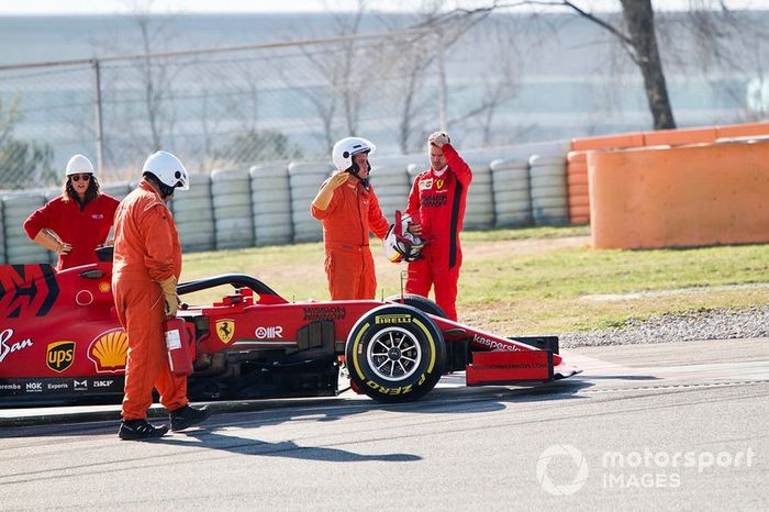 Sebastian Vettel, Ferrari SF1000, se detiene en pista con avería