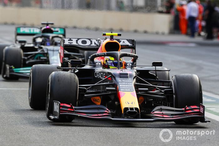 Sergio Pérez, Red Bull Racing RB16B, Lewis Hamilton, Mercedes W12