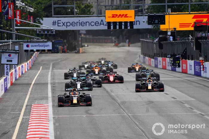 Max Verstappen, Red Bull Racing RB16B, Sergio Perez, Red Bull Racing RB16B, Lewis Hamilton, Mercedes W12 e il resto del gruppo alla ripartenza