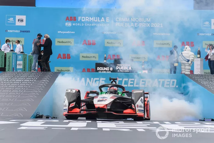 Segundo lugar Rene Rast, Audi Sport ABT Schaeffler conduce hacía el podio
