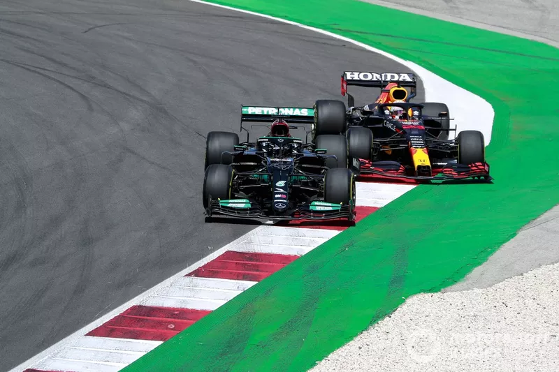 Lewis Hamilton, Mercedes W12, lotta con Max Verstappen, Red Bull Racing RB16B