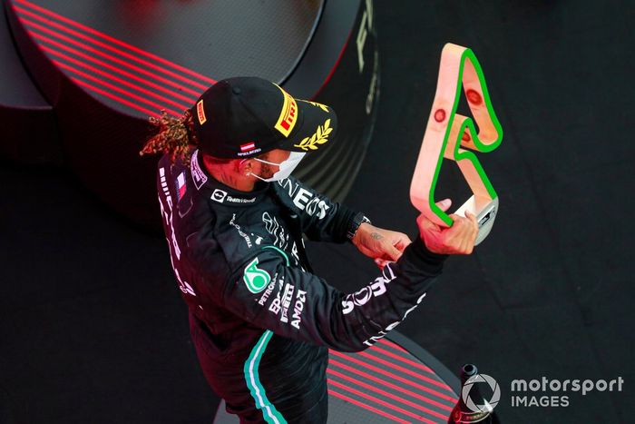 Podio: segundo lugar Lewis Hamilton, Mercedes