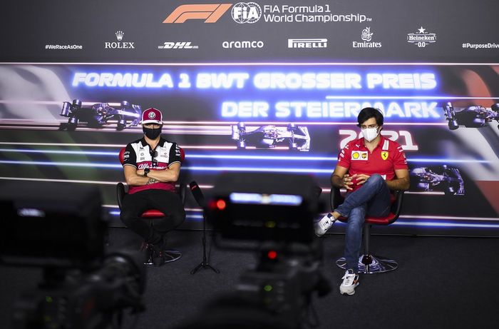 Kimi Raikkonen, Alfa Romeo Racing, Carlos Sainz Jr., Ferrari en la conferencia de prensa