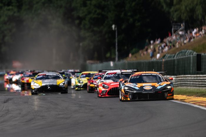 Start action, #59 Garage 59 McLaren 720S GT3 EVO: Joseph Loake, Marvin Kirchhöfer, Benjamin Goethe leads