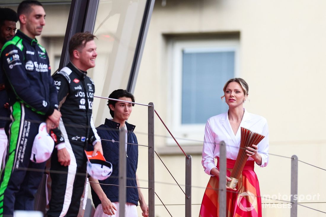 Charlene, Princesa de Mónaco, entrega un trofeo en el podio