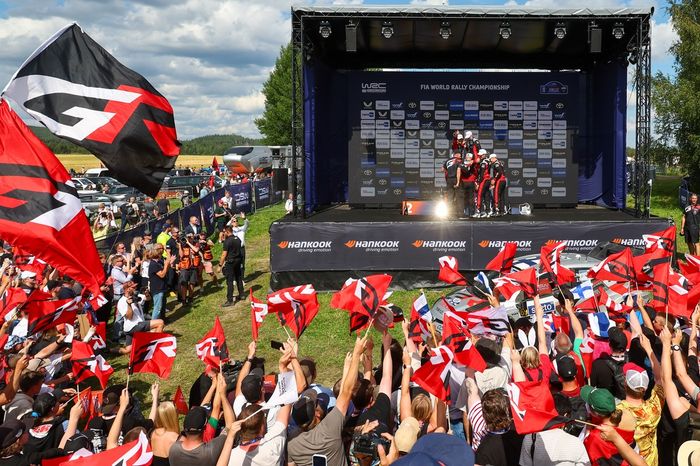 Подиум: победители Калле Рованперэ, Джонн Хэлттунен, Toyota Gazoo Racing Wrt Toyota Gr Yaris Rally1, второе место Takamoto Watch, Aaron Johnston, Toyota Gazoo Racing Wrt Toyota Gras Rally1, третье место Себастьен Огье, Винс -Газо, Тойот.