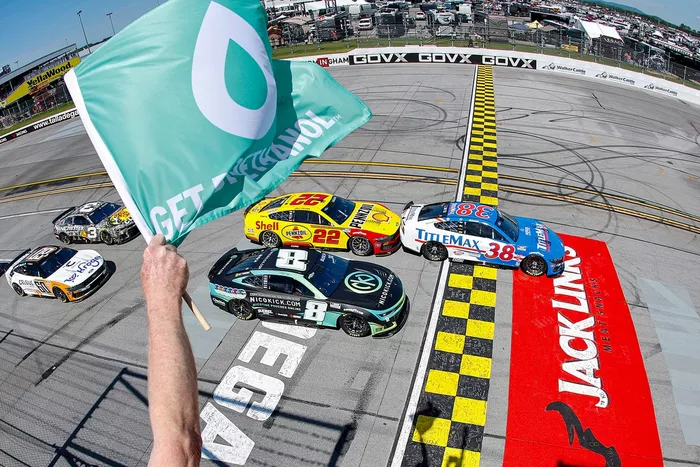 Zane Smith, Front Row Motorsports Ford, Kyle Busch, Richard Childress Racing Chevrolet, Joey Logano, Team Penske Ford