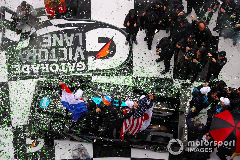 #10 Wayne Taylor Racing Cadillac DPi: Renger Van Der Zande, Jordan Taylor, Fernando Alonso, Kamui Kobayashi, Race Winners, Celebration
