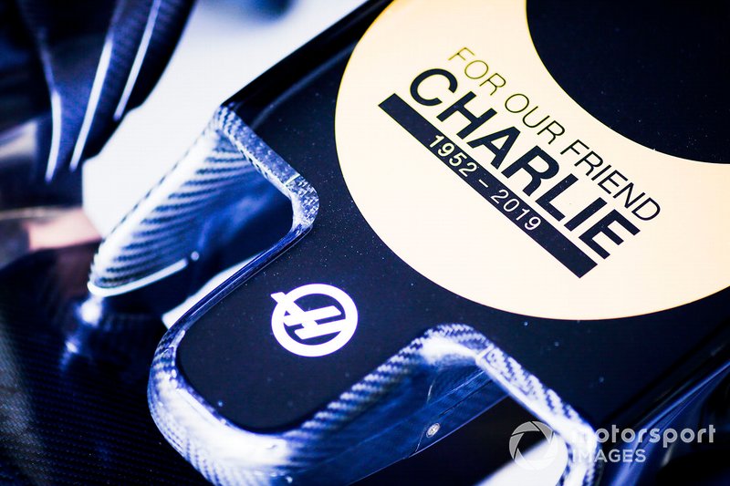 Un homenaje al fallecido Charlie Whiting, Director de Carrera, FIA, en la nariz del Haas F1 Team VF-19