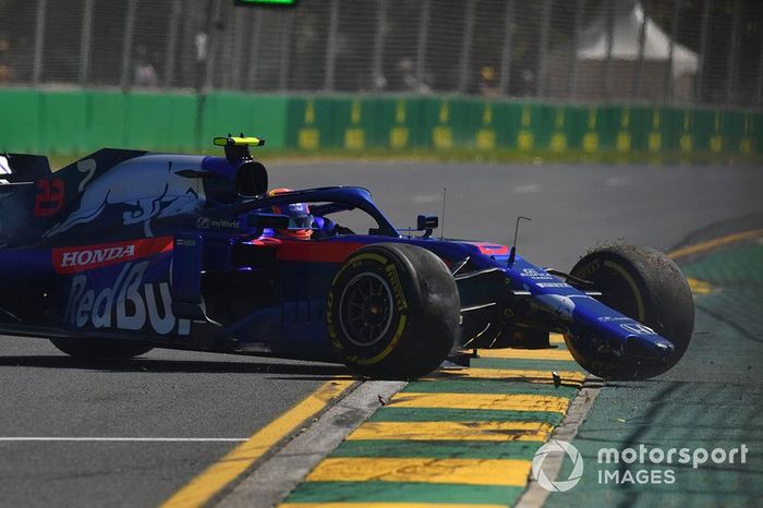 Alexander Albon, Toro Rosso STR14, sufre un trompo y daña el alerón delantero