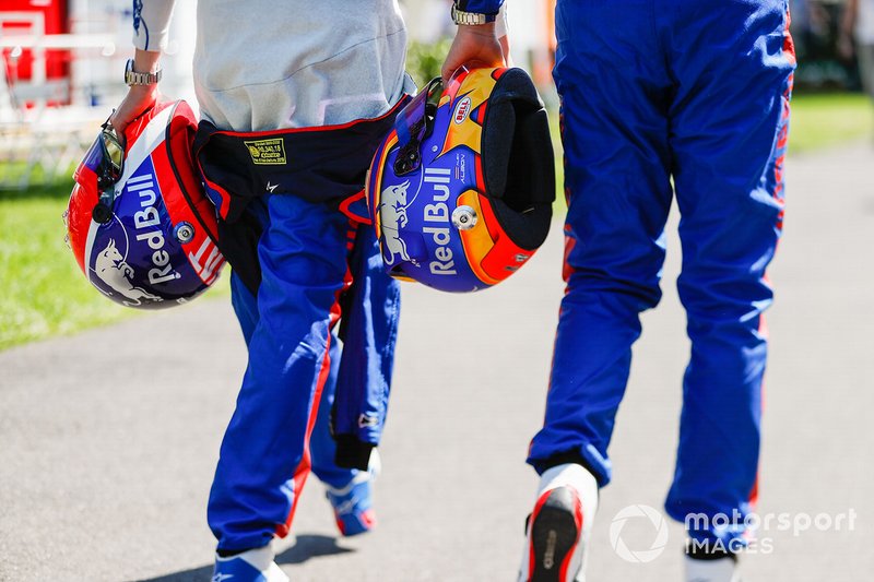 Alexander Albon, Toro Rosso e Daniil Kvyat, Toro Rosso, con i loro caschi