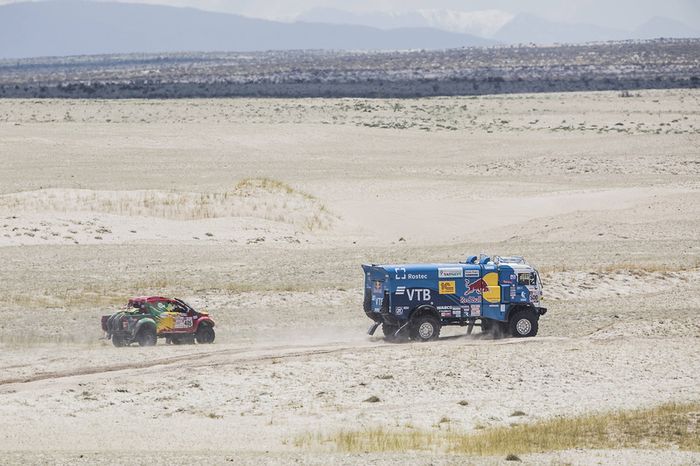 #500 Team Kamaz Master: Eduard Nikolaev, Evgeny Yakovlev, Vladimir Rybakov