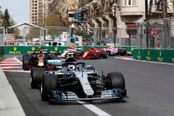 Valtteri Bottas, Mercedes AMG F1 W09, Daniel Ricciardo, Red Bull Racing RB14 Tag Heuer, Max Verstappen, Red Bull Racing RB14 Tag Heuer, Kimi Raikkonen, Ferrari SF71H, y Esteban Ocon, Force India VJM11 Mercedes, al inicio