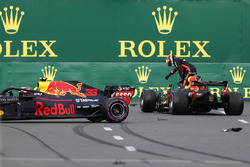 Daniel Ricciardo, Red Bull Racing RB14 Tag Heuer, Max Verstappen, Red Bull Racing RB14 Tag Heuer after crashing