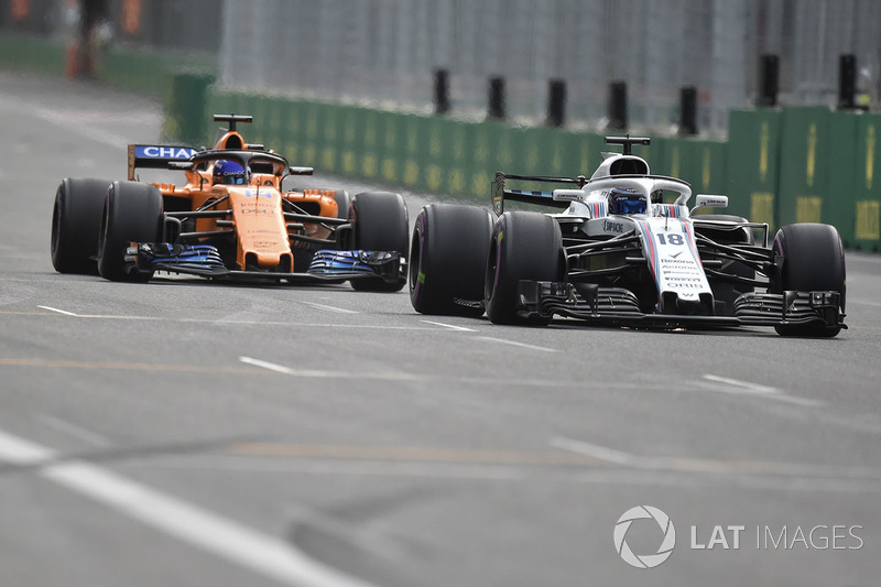 Сергей Сироткин, Williams FW41, и Фернандо Алонсо, McLaren MCL33