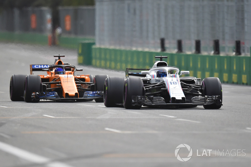 Lance Stroll, Williams FW41 ve Fernando Alonso, McLaren MCL33