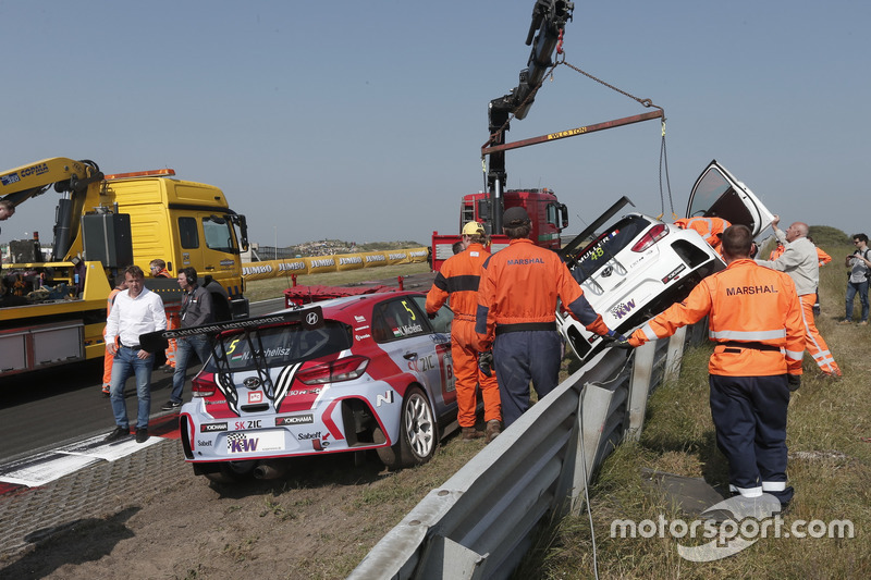 Norbert Michelisz -BRC Racing Team Hyundai i30 N TCR - és Yvan Muller - YMR Hyundai i30 N TCR - autója mentés közben