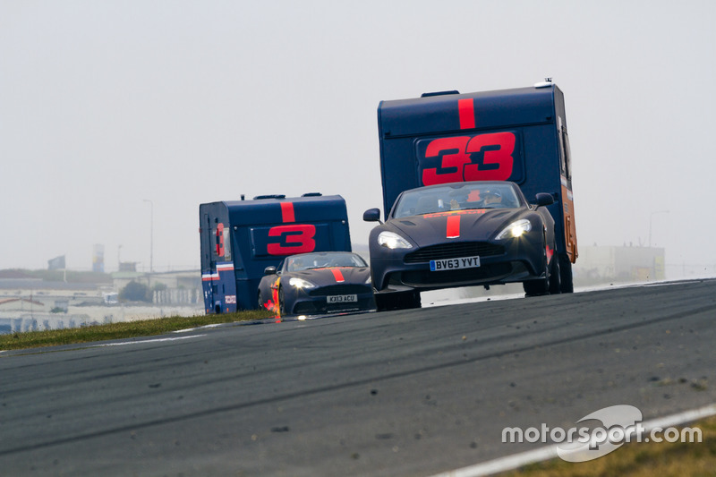 Max Verstappen et Daniel Ricciardo avec les caravanes