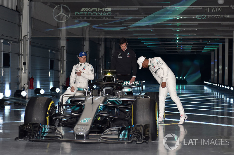 Valtteri Bottas, Mercedes AMG F1, Lewis Hamilton, Mercedes AMG F1, Toto Wolff, Executive Director Mercedes AMG F1