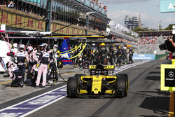 Arrêt au stand pour Nico Hulkenberg, Renault Sport F1 Team R.S. 18