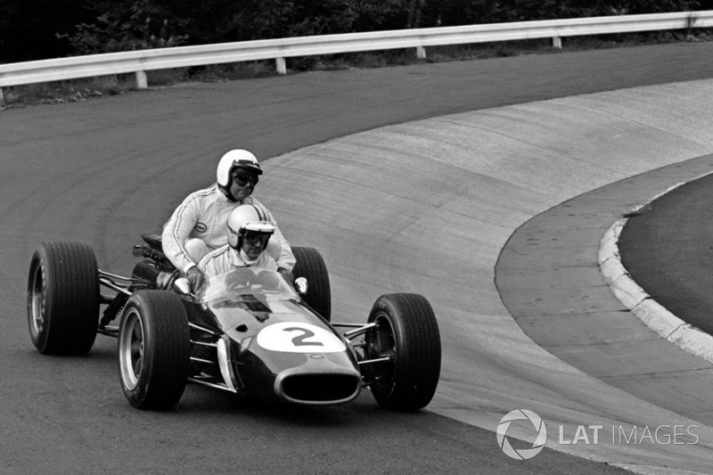 Denny Hulme, Jack Brabham'ı aracının üstünde taşıyor