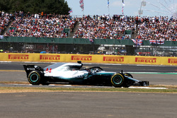Lewis Hamilton, Mercedes-AMG F1 W09, recupera da un testacoda alla partenza della gara