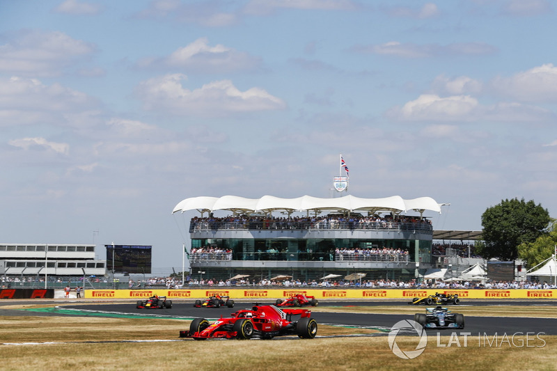 Sebastian Vettel, Ferrari SF71H, precede Valtteri Bottas, Mercedes AMG F1 W09