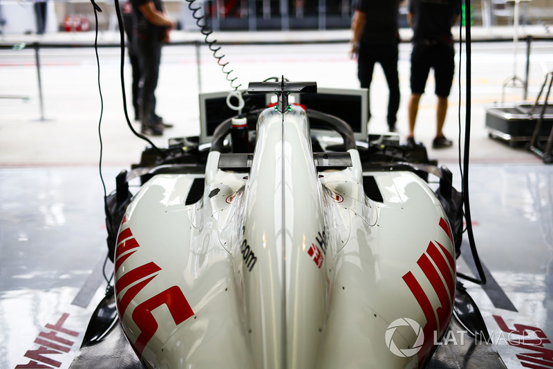 El coche de Romain Grosjean, Haas F1 Team VF-18 Ferrari, en el garaje