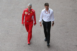 Maurizio Arrivabene, Team Principal, Ferrari, avec Toto Wolff, directeur exécutif de Mercedes AMG