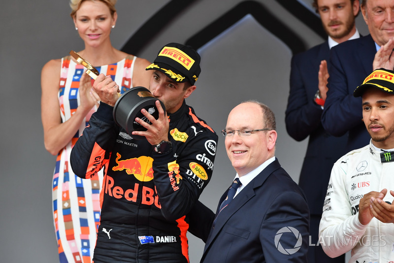 Winnaar Daniel Ricciardo, Red Bull Racing celebrates viert op het podium met Prins Albert van Monaco