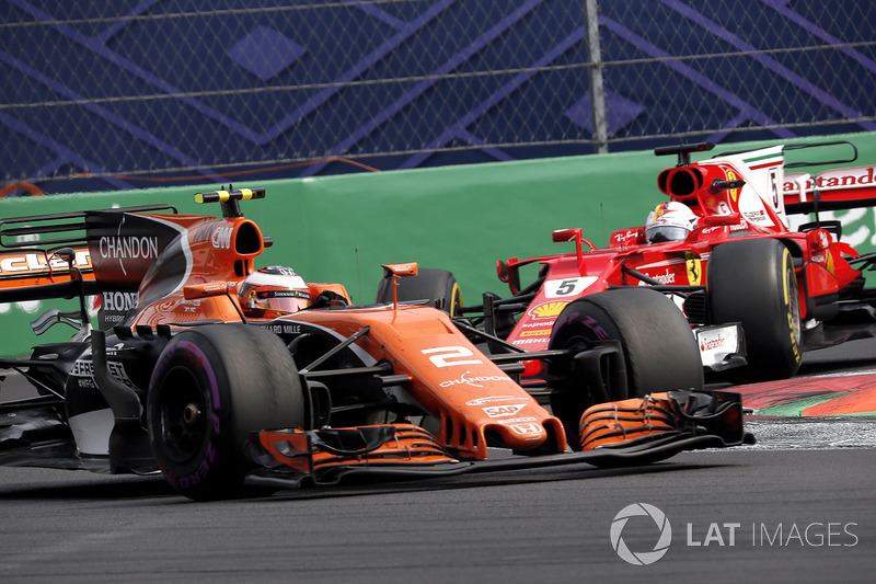 Sebastian Vettel, Ferrari SF70H et Stoffel Vandoorne, McLaren MCL32