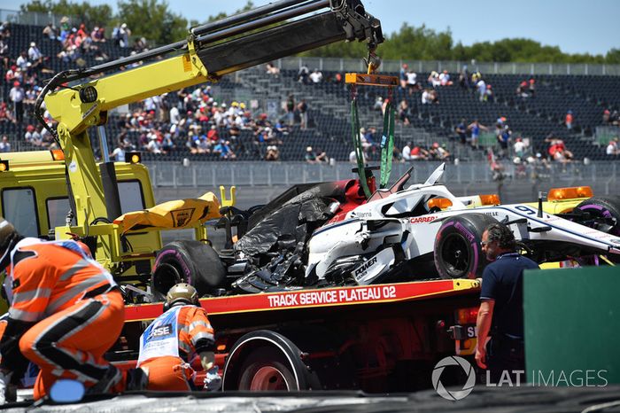 La voiture endommagée de Marcus Ericsson, Sauber C37 est ramenée au stand