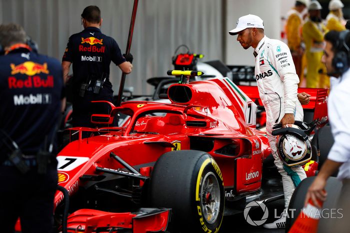 Lewis Hamilton, Mercedes AMG F1, revisa el coche de  Kimi Raikkonen Ferrari después de la calificación
