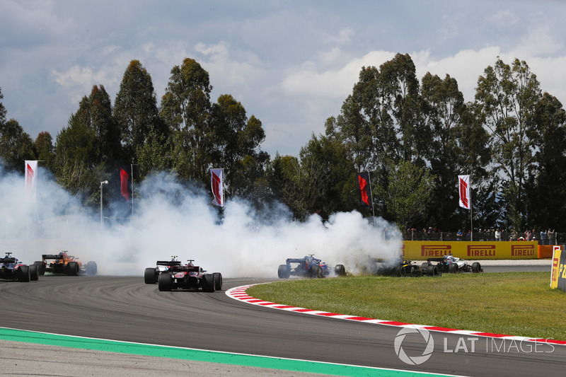 Romain Grosjean, Haas F1 Team VF-18, cause un accident impliquant Nico Hulkenberg, Renault Sport F1 Team R.S. 18, et Pierre Gasly, Toro Rosso STR13