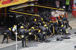 Carlos Sainz Jr., Renault Sport F1 Team R.S. 18 pit stop