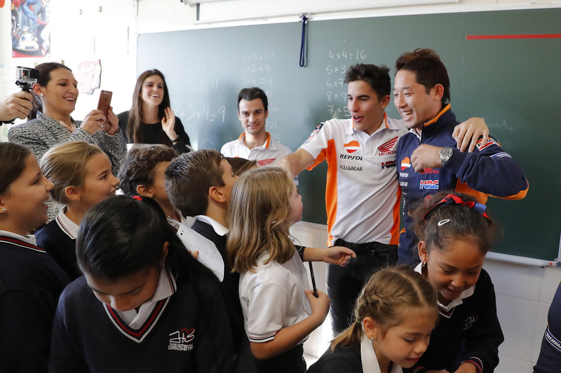 Dani Pedrosa y Marc Marquez, Repsol Honda Team en un colegio