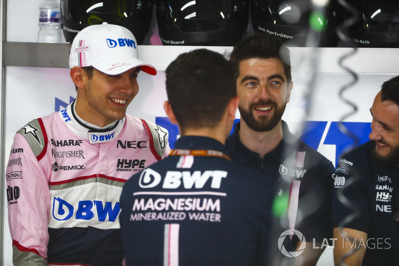 Esteban Ocon, Force India, con ingenieros