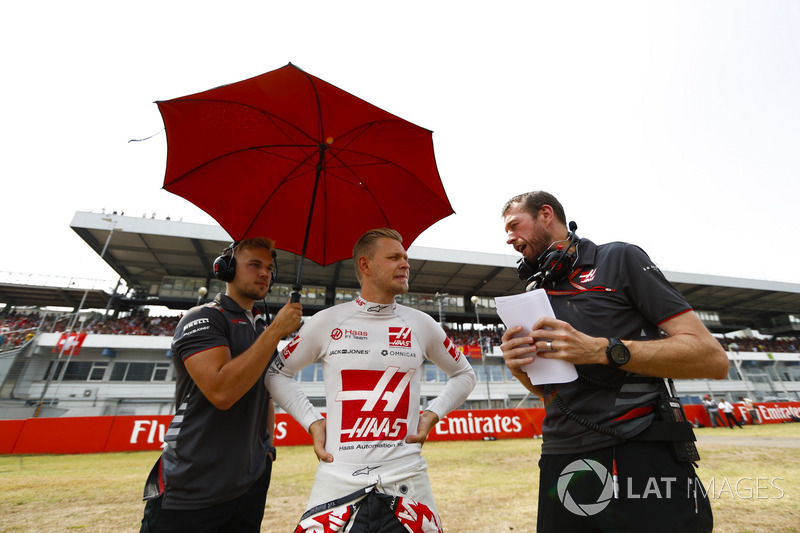 Kevin Magnussen, Haas F1 Team, parla con gli ingegneri in griglia di partenza