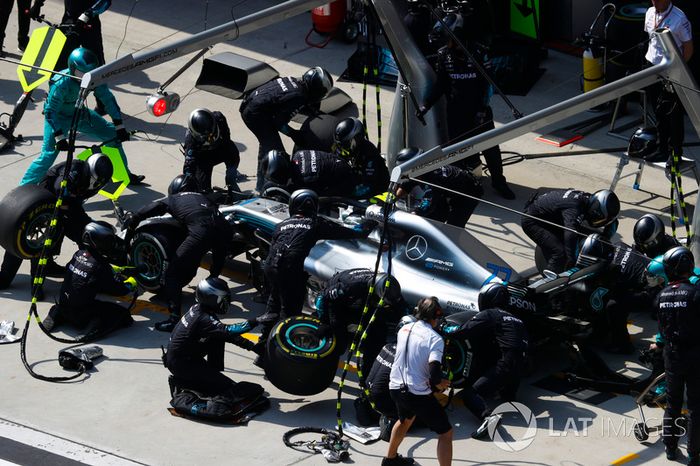 Valtteri Bottas, Mercedes AMG F1 W09, en un pit stop