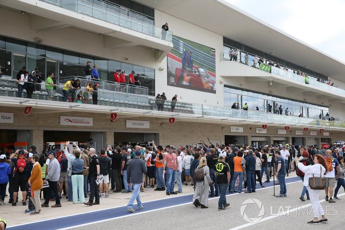 Aficionados en el pitlane